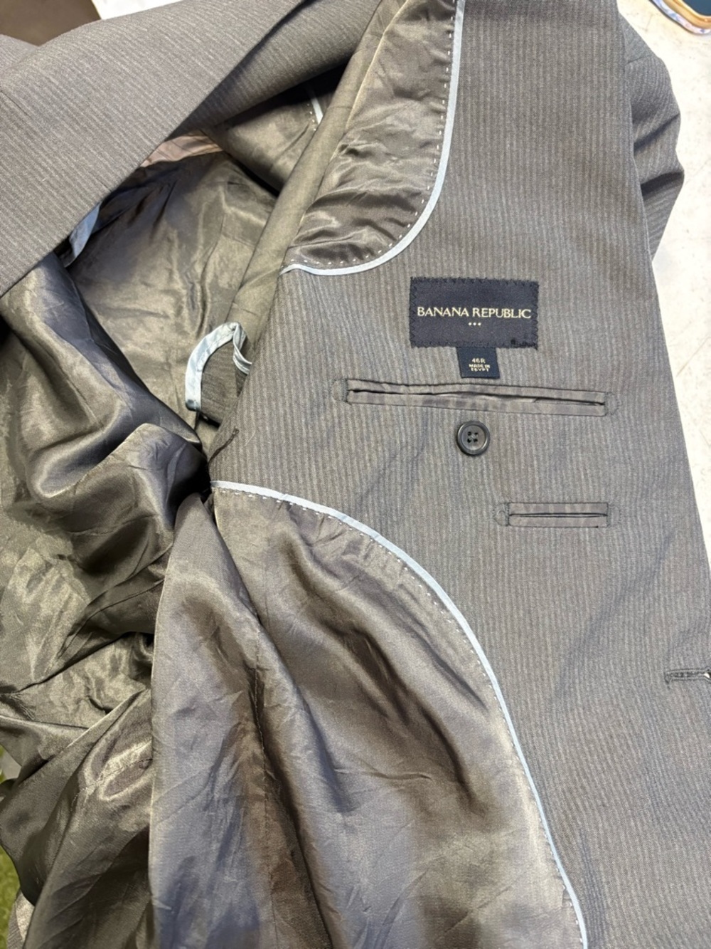 Banana Republic Men's Charcoal Gray Two-Button Blazer - Picture 8 of 9